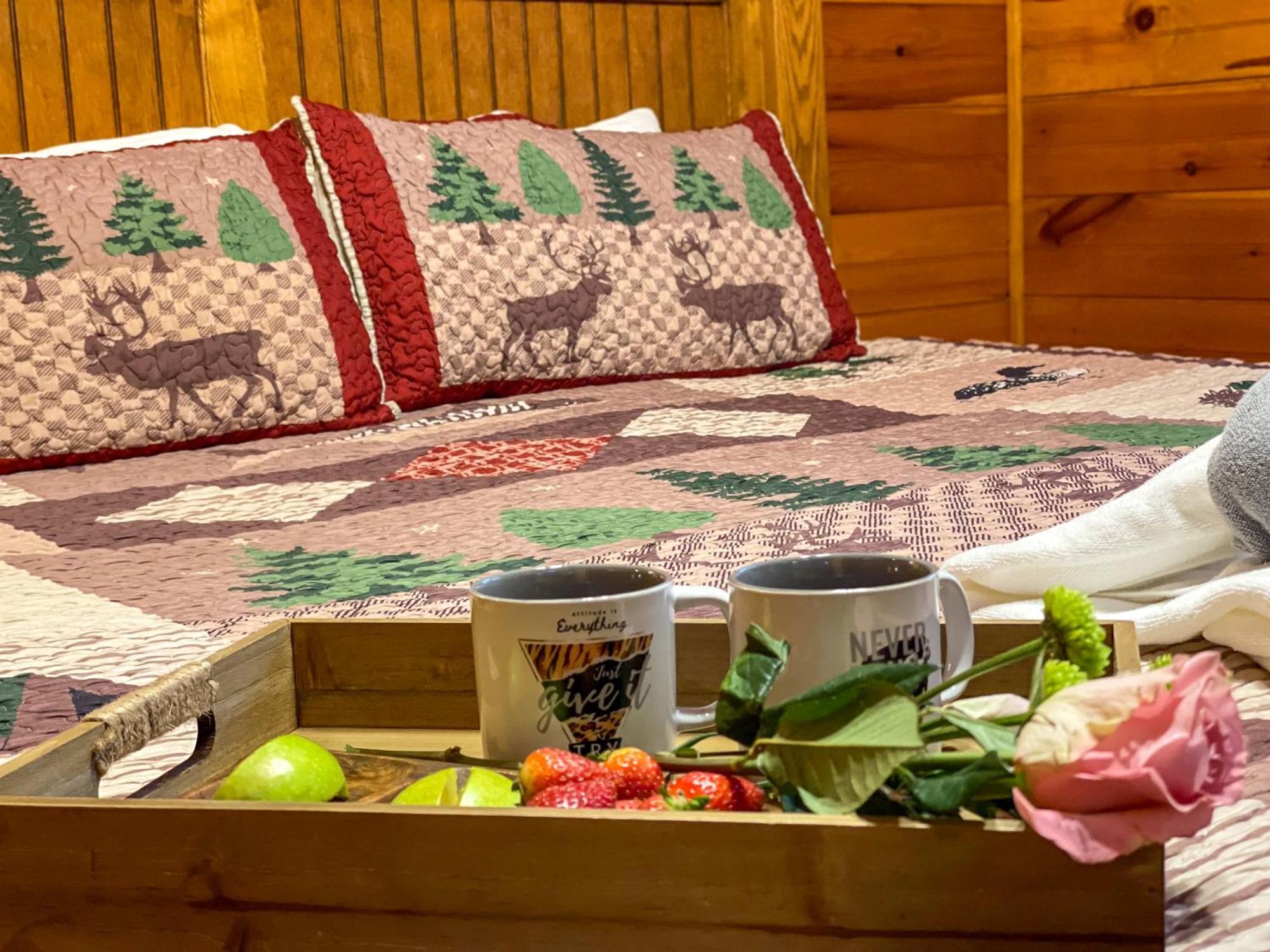 Spacious Resort Log Cabin, Easy Drive, Hot Tub, Arcade Gameroom, Mountain Vibe Gatlinburg Exteriör bild