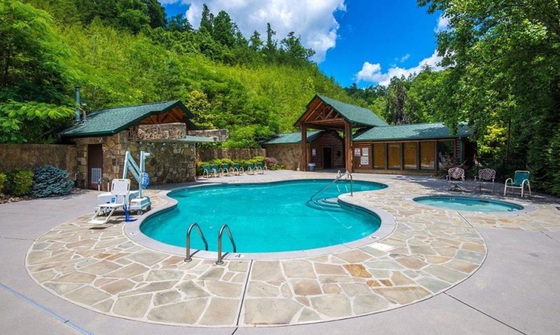 Spacious Resort Log Cabin, Easy Drive, Hot Tub, Arcade Gameroom, Mountain Vibe Gatlinburg Exteriör bild
