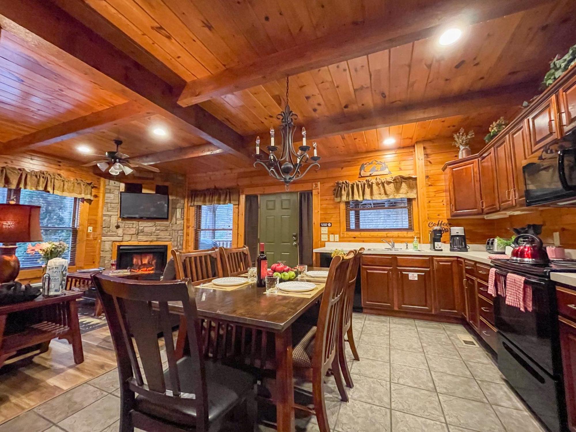 Spacious Resort Log Cabin, Easy Drive, Hot Tub, Arcade Gameroom, Mountain Vibe Gatlinburg Exteriör bild