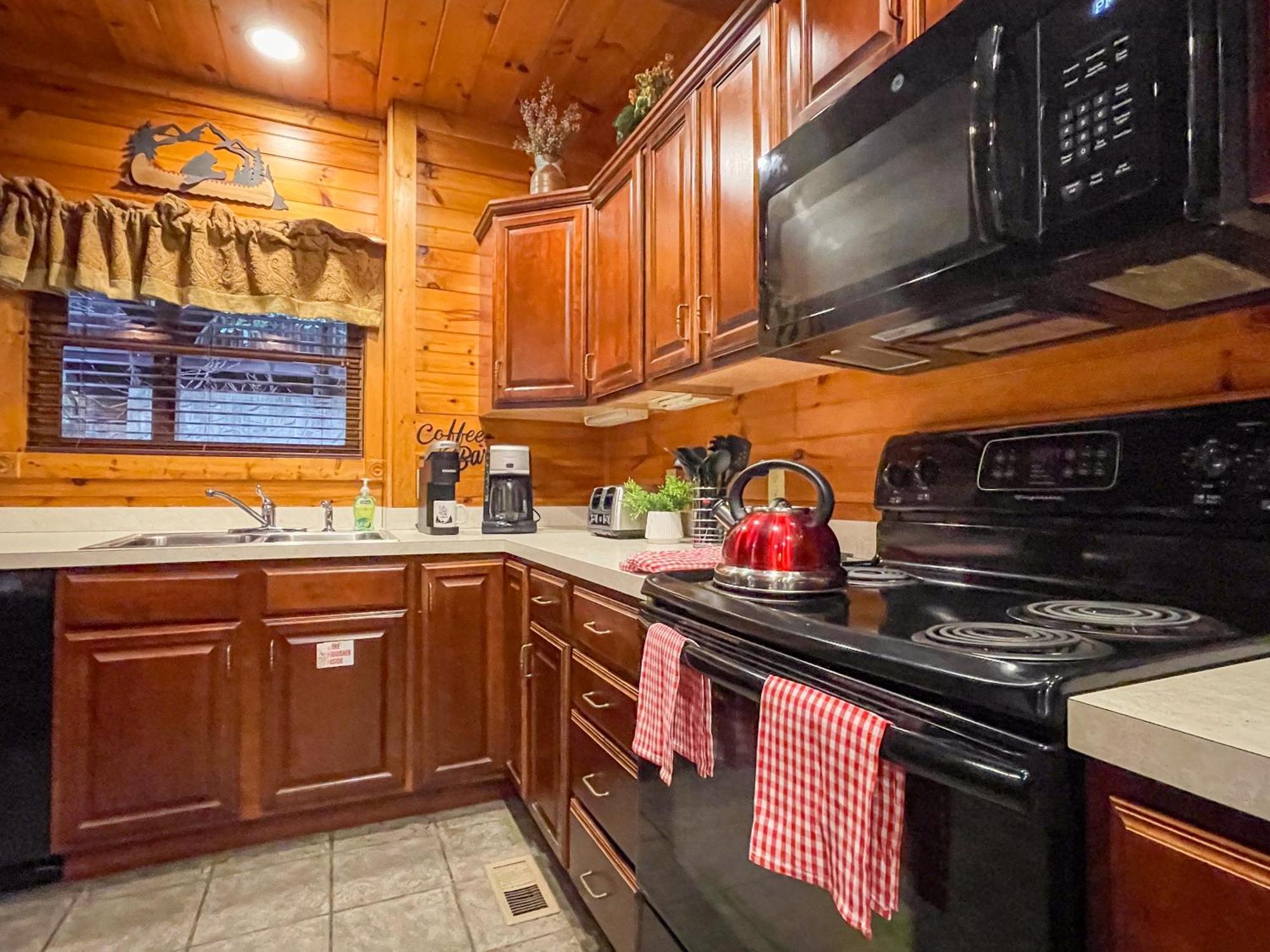 Spacious Resort Log Cabin, Easy Drive, Hot Tub, Arcade Gameroom, Mountain Vibe Gatlinburg Exteriör bild
