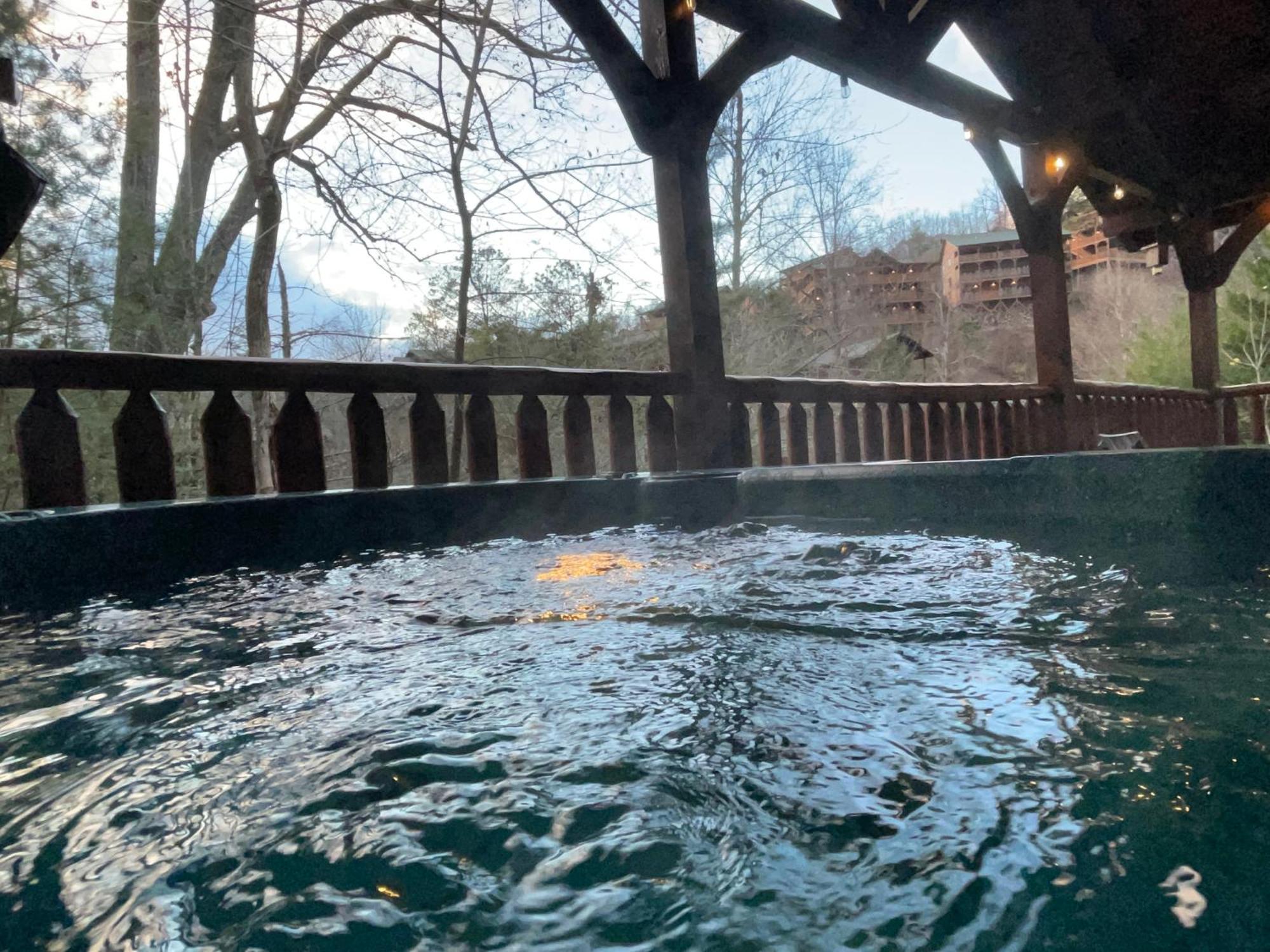 Spacious Resort Log Cabin, Easy Drive, Hot Tub, Arcade Gameroom, Mountain Vibe Gatlinburg Exteriör bild