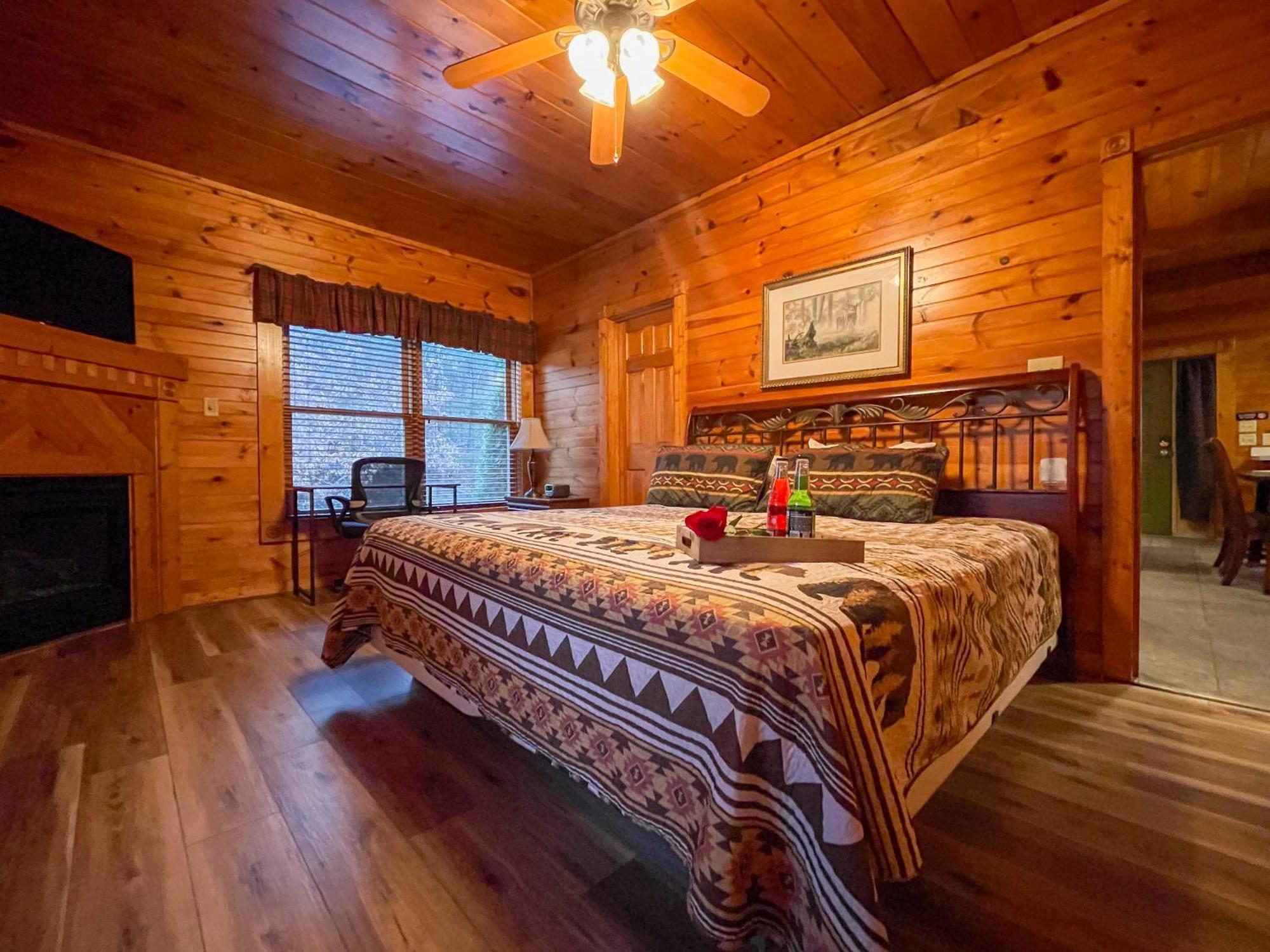 Spacious Resort Log Cabin, Easy Drive, Hot Tub, Arcade Gameroom, Mountain Vibe Gatlinburg Exteriör bild